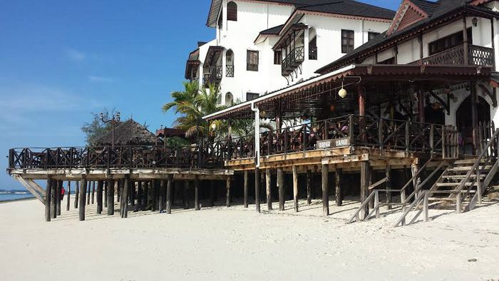 Vårt hotell Langi Langi Beach Resort. Nu snackar vi strandläge-